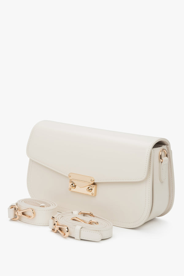 Light beige genuine leather handbag by Estro, with a convenient size, designed to be worn on the shoulder.