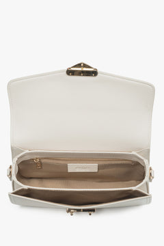 Classic light beige shoulder bag by Estro, made of durable genuine leather and with a convenient size, perfect for everyday use.
