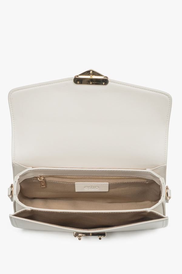 Classic light beige shoulder bag by Estro, made of durable genuine leather and with a convenient size, perfect for everyday use.