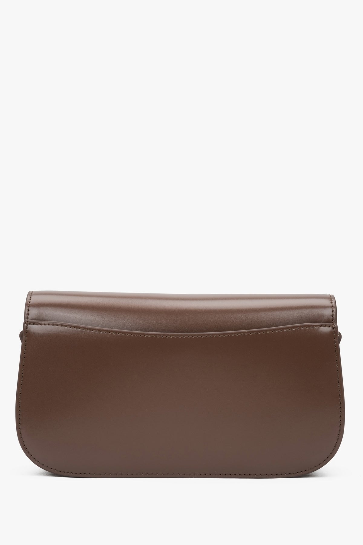 Women’s saddle brown genuine leather shoulder bag with gold details, Estro.