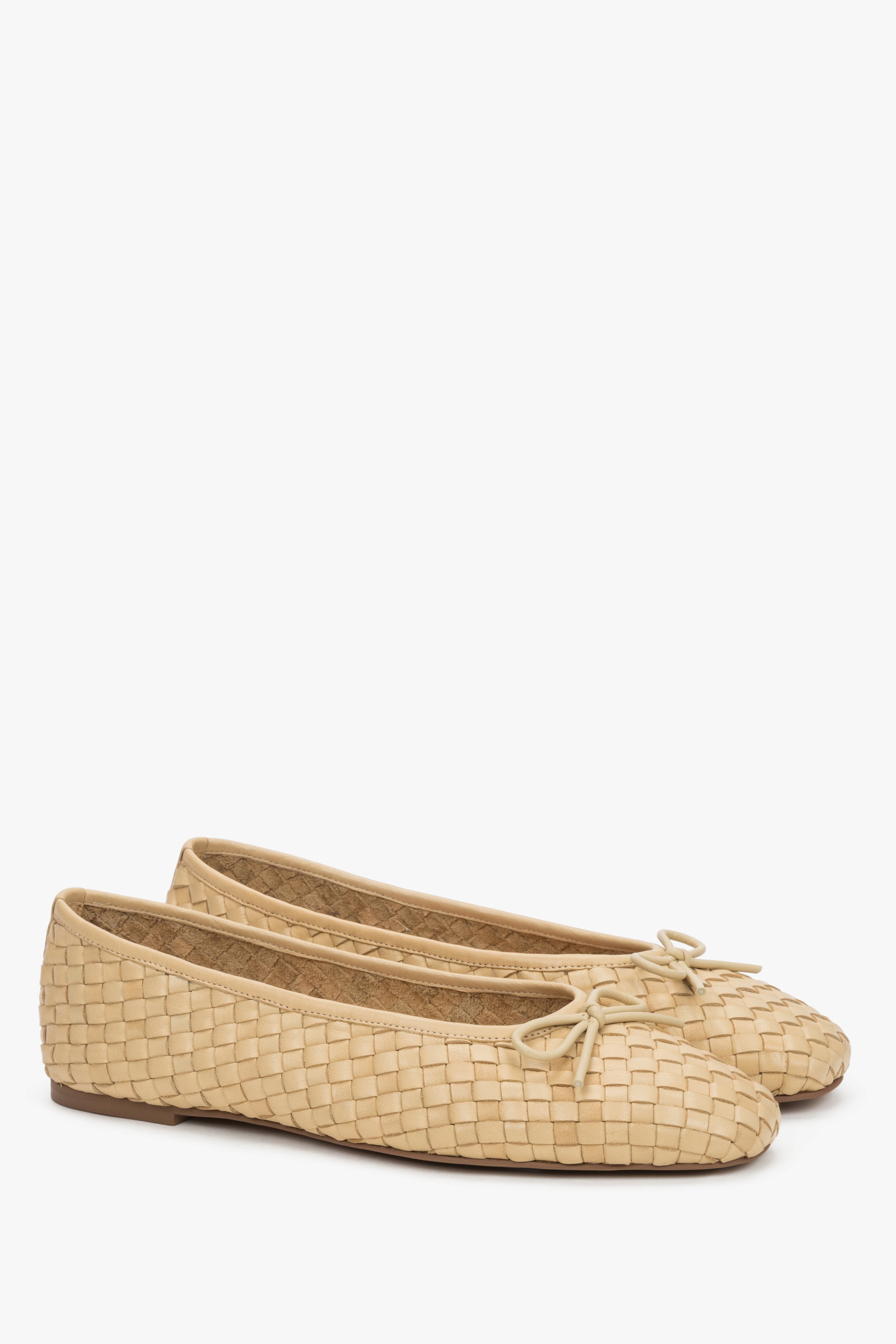 Close-up of light beige Estro women’s ballet flats, showcasing the precise braided natural leather weave and a soft upper silhouette.