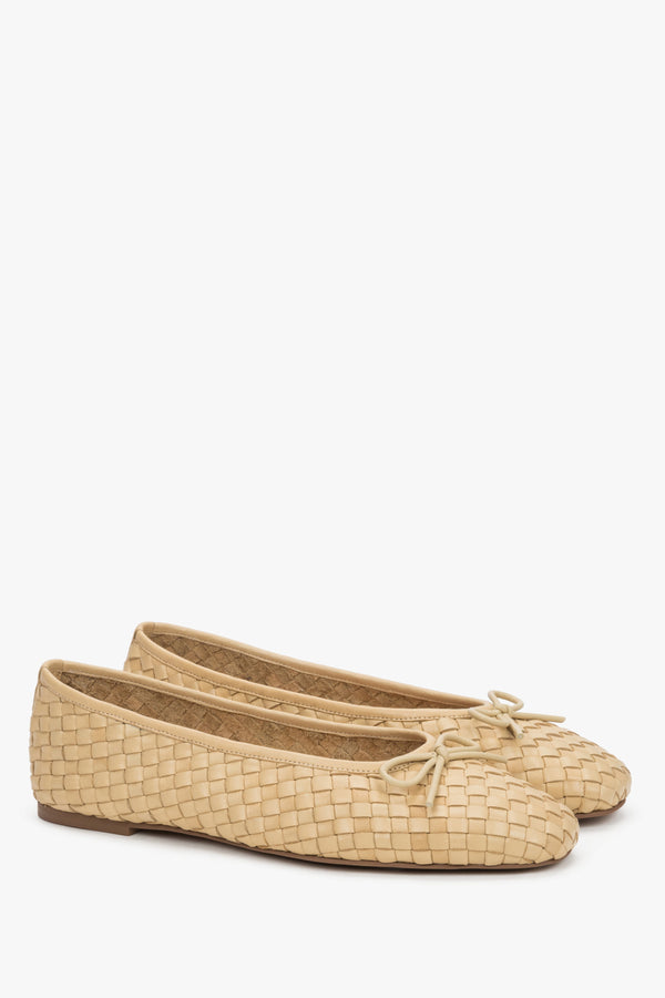 Close-up of light beige Estro women’s ballet flats, showcasing the precise braided natural leather weave and a soft upper silhouette.