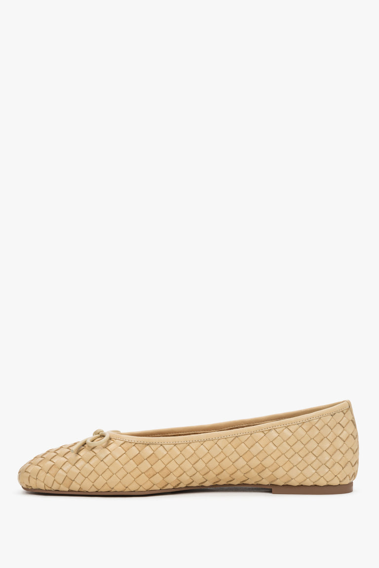 Slip-on leather shoes showcasing a flat, stable tunite sole profile and neatly finished edges.