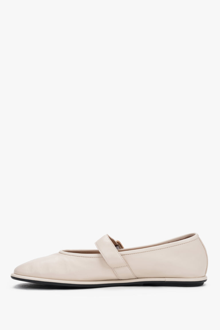Women's light milky beige genuine leather Mary Jane ballerinas Estro, featuring a smooth, rounded front and a delicate strap with a gold buckle.