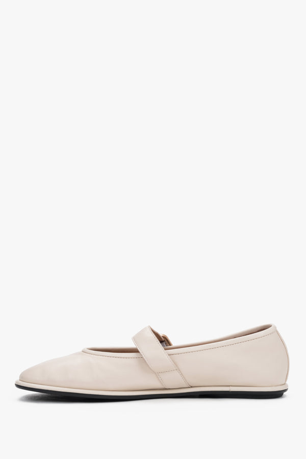 Women's light milky beige genuine leather Mary Jane ballerinas Estro, featuring a smooth, rounded front and a delicate strap with a gold buckle.