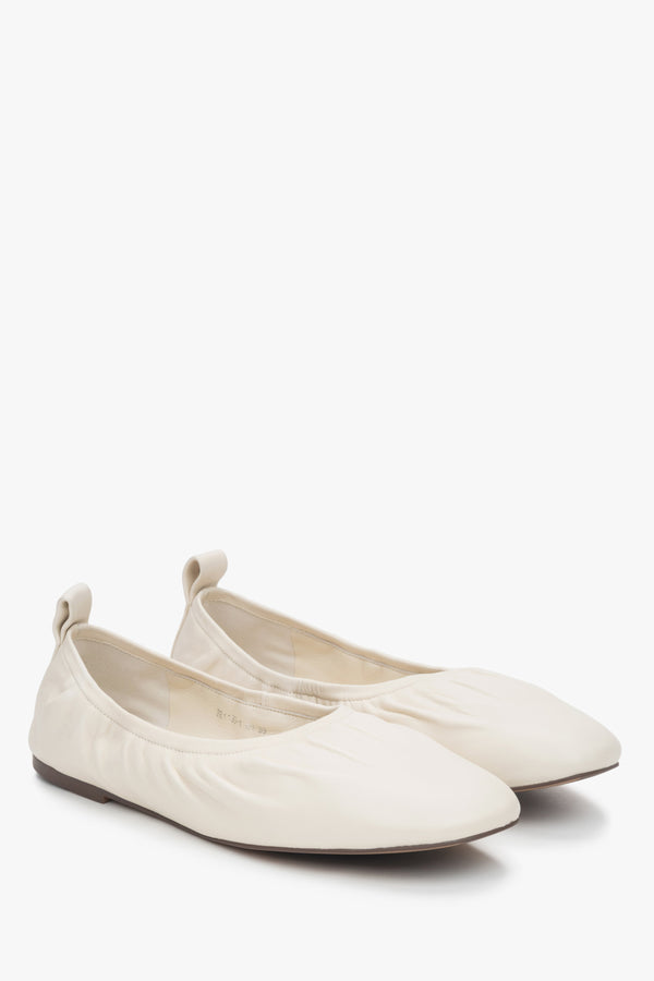 Flexible light beige women’s ballerina flats in genuine leather.