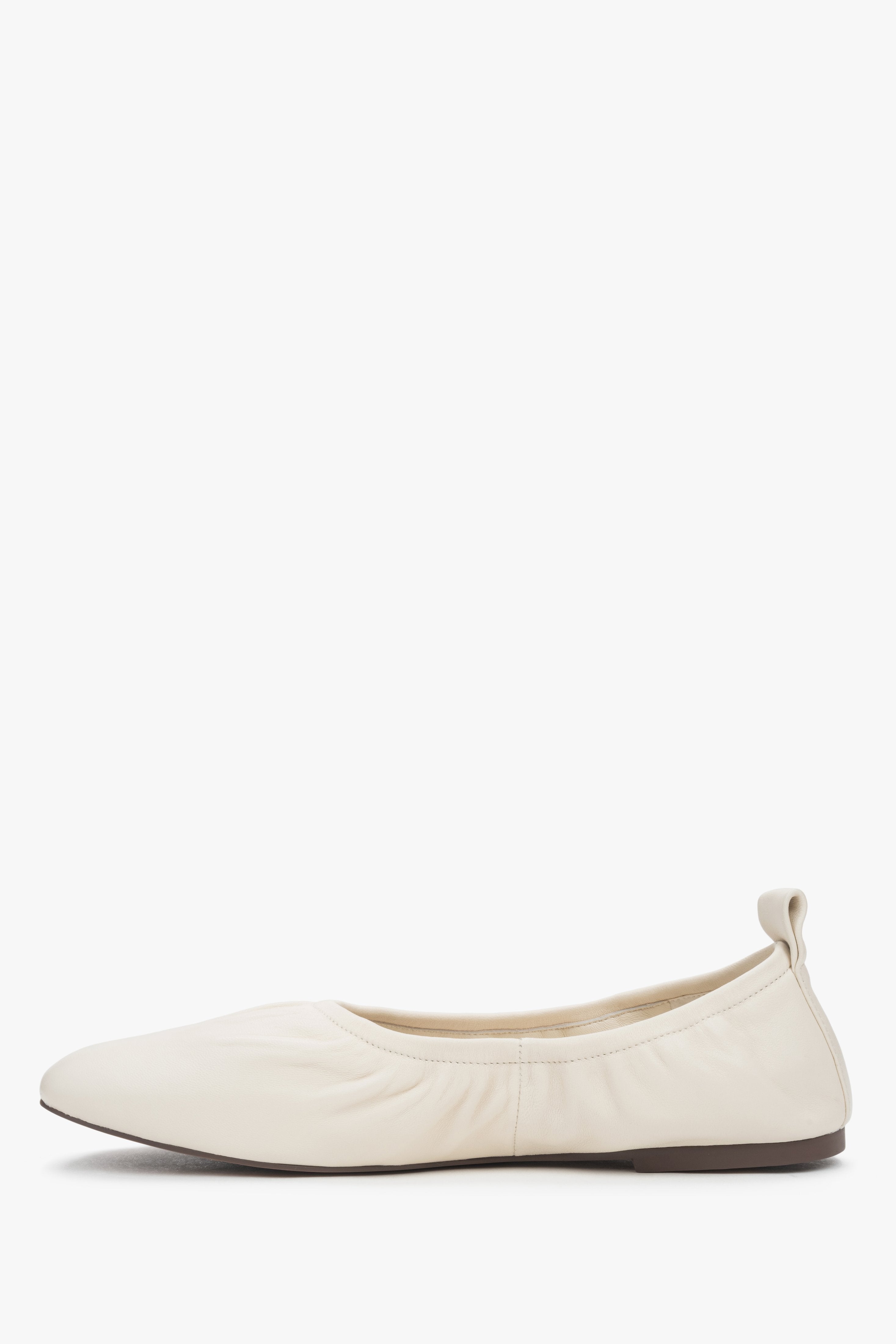 Estro flexible light beige women’s ballerina flats in genuine leather.