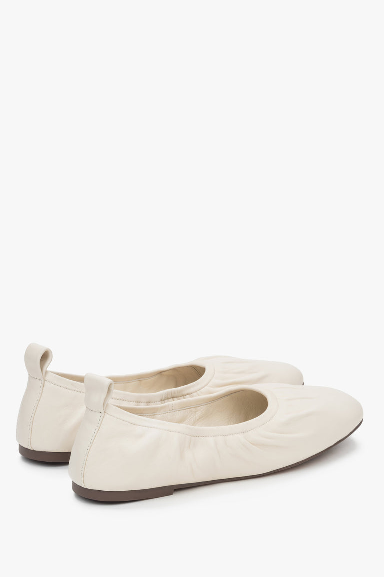 In genuine leather, flexible light beige women’s ballerina flats by Estro.