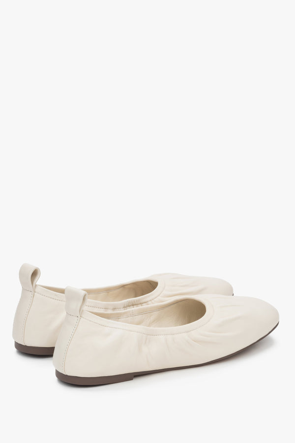 In genuine leather, flexible light beige women’s ballerina flats by Estro.