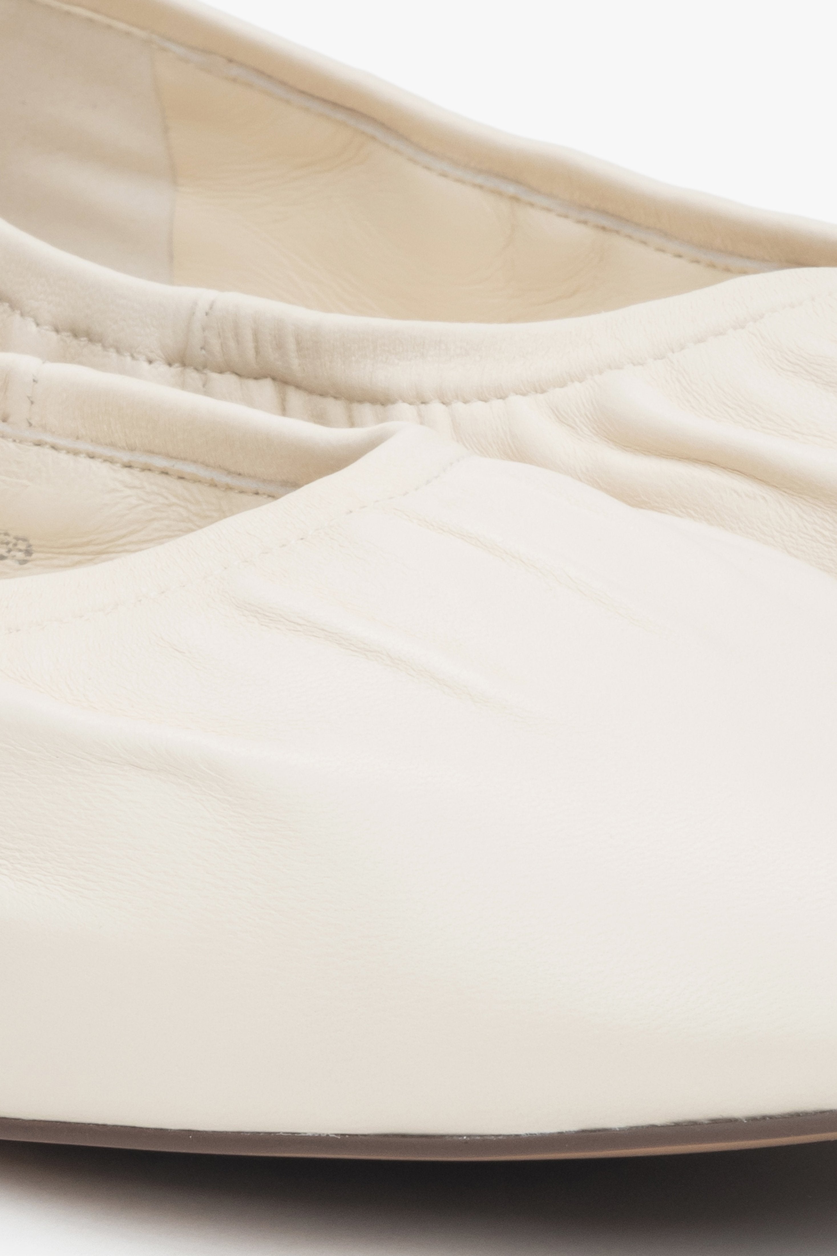 Light beige, flexible women’s ballerina flats in genuine leather by Estro.