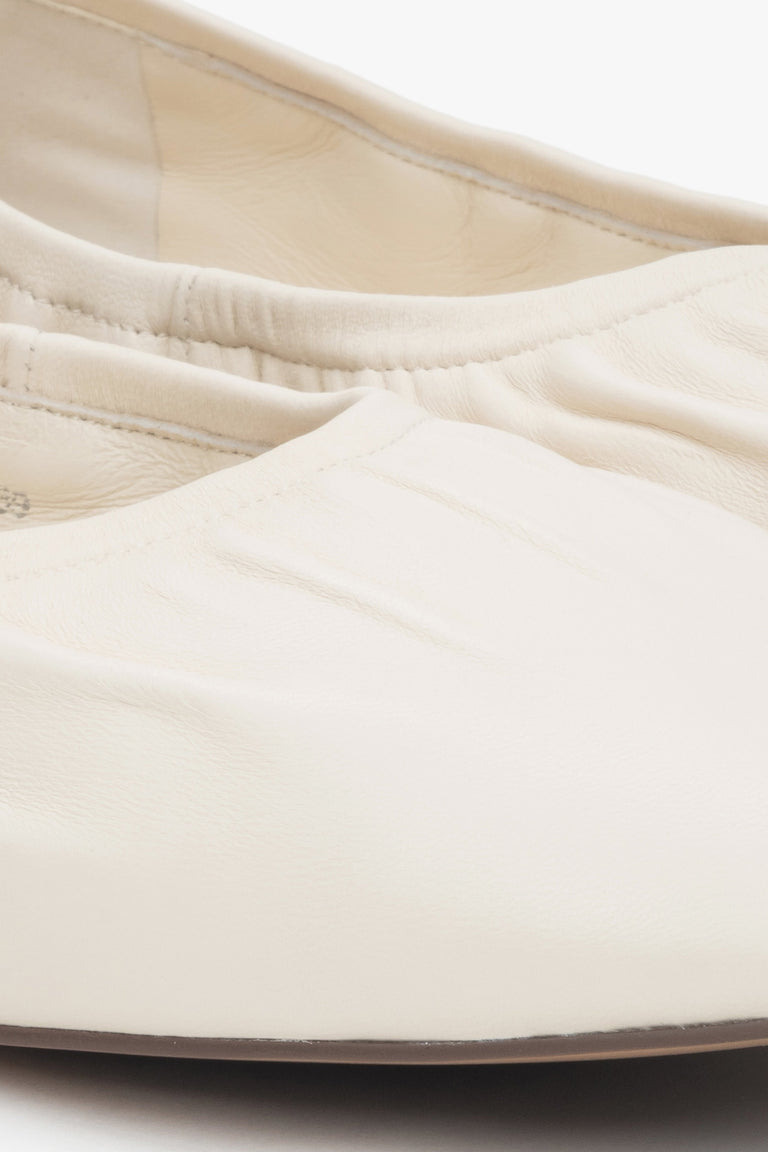 Light beige, flexible women’s ballerina flats in genuine leather by Estro.