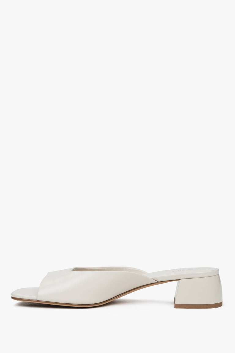 Made of genuine leather, white women’s mules with a low heel by Estro.