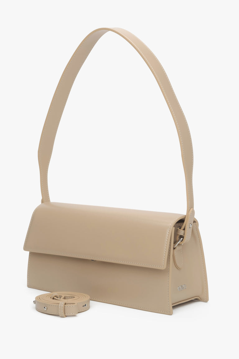 Estro Women's Light Beige Leather Shoulder Bag with Silver Accents.