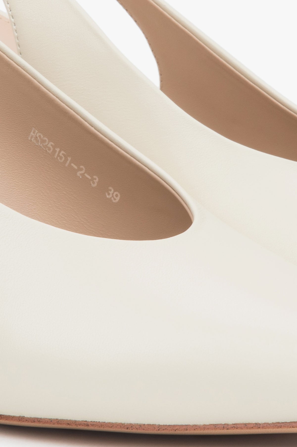 Estro pumps in light beige leather with slingback strap.