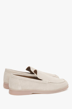 Classic women’s loafers Estro in light beige Italian velour.