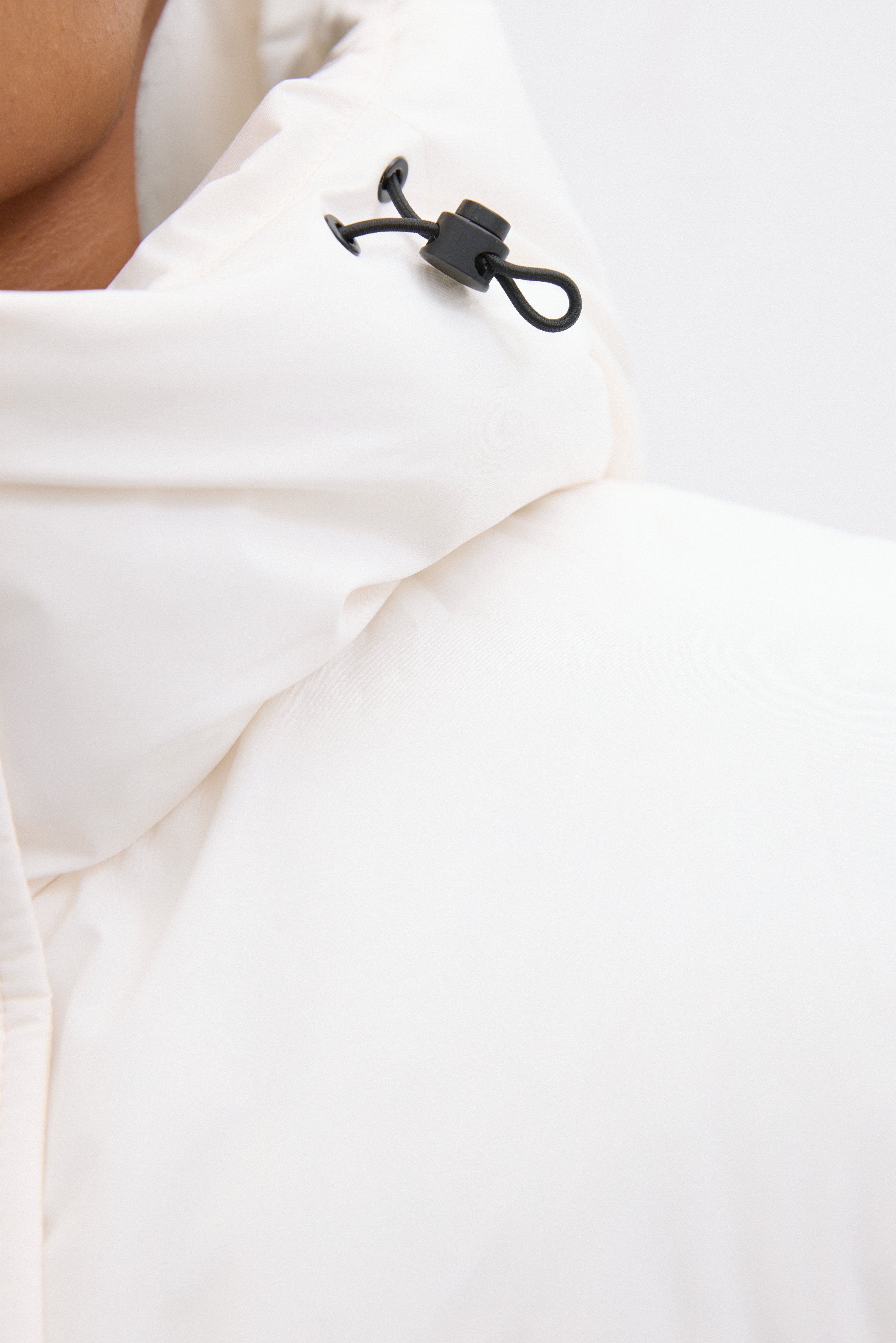Milky Beige Women's Oversized Jacket with Detachable Sleeves Estro – Close-Up on Details