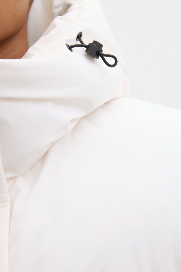 Milky Beige Women's Oversized Jacket with Detachable Sleeves Estro – Close-Up on Details
