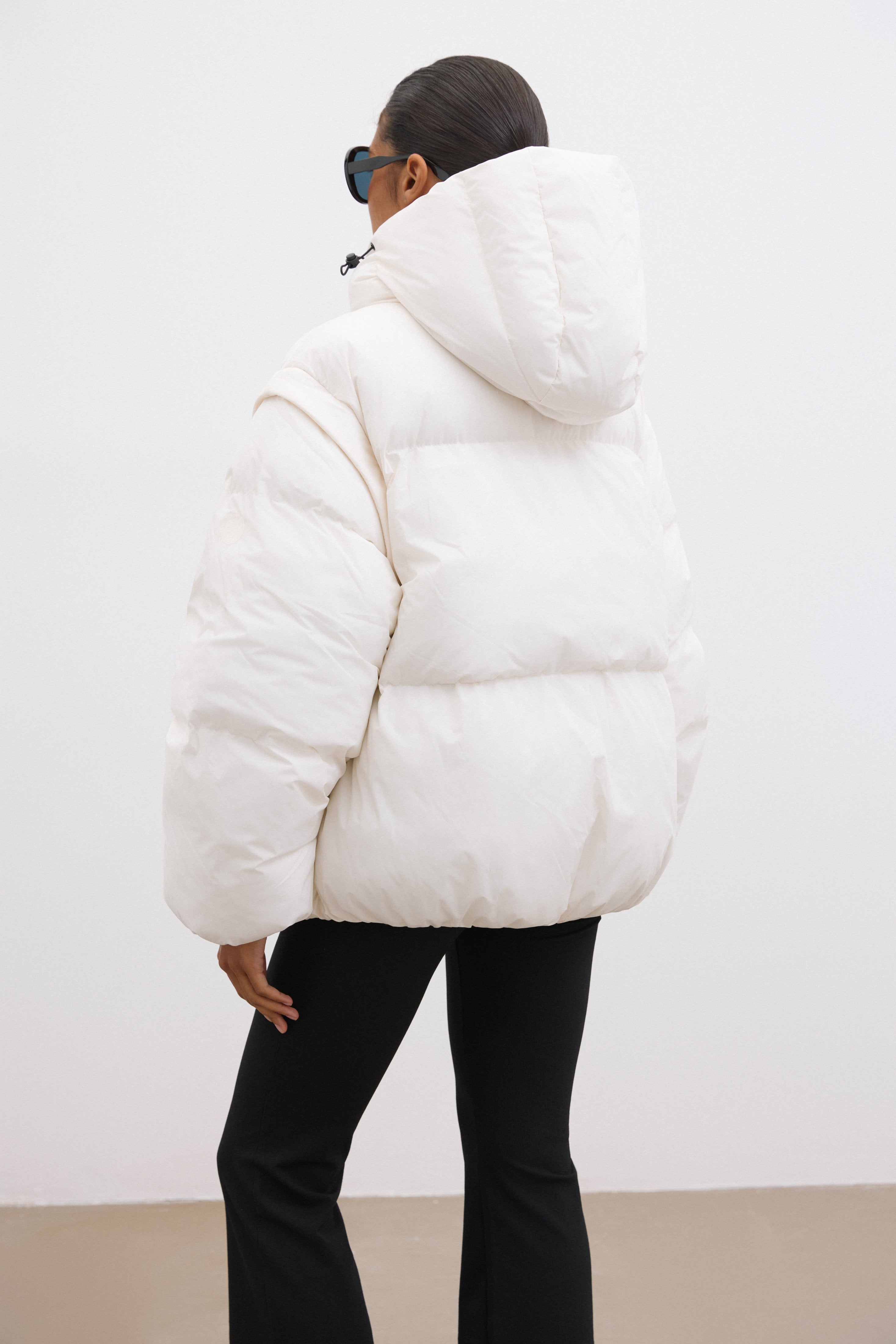 Estro – Milky Beige Women's Loose Fit Jacket with Detachable Sleeves.