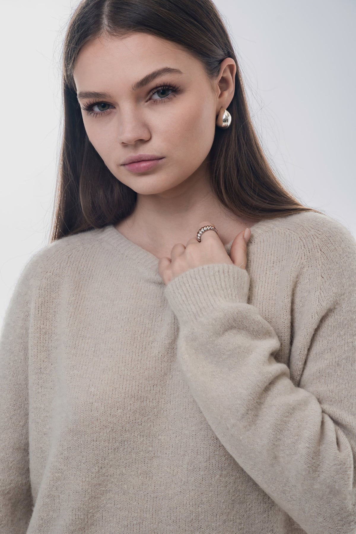 Women’s light beige sweater with an alpaca wool blend, Estro.