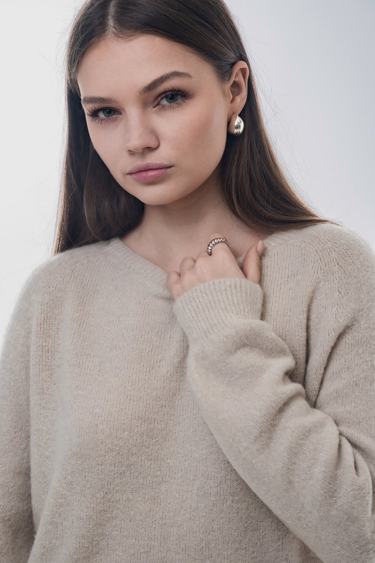 Women’s light beige sweater with an alpaca wool blend, Estro.