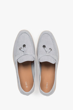 Estro women’s loafers, light blue, made of natural velour.
