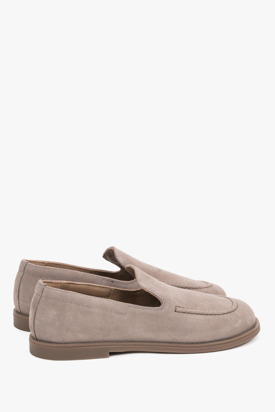 Flexible flat sole ensuring comfort, stability, and a natural walking experience.