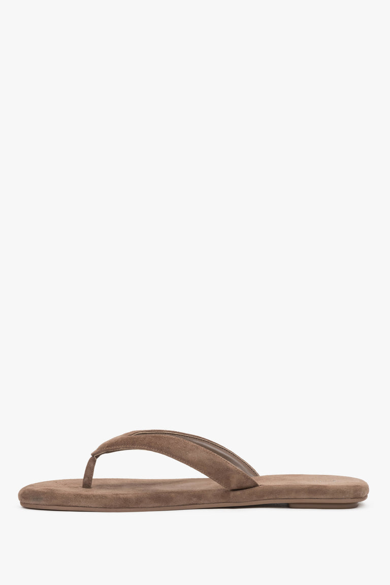 Women’s light brown flip-flops made from soft genuine velour by Estro – side view.