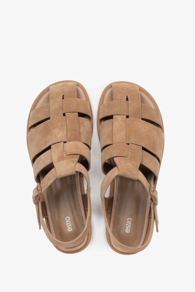 Women's flat sandals in light brown natural velour, fisherman style.