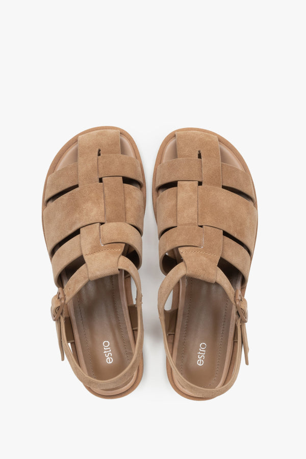 Women's flat sandals in light brown natural velour, fisherman style.