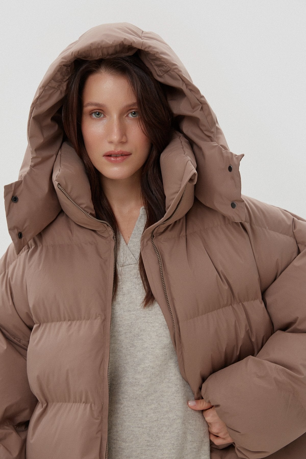 With a high collar, women's oversized quilted puffer jacket in light brown, Estro ER00113903.
