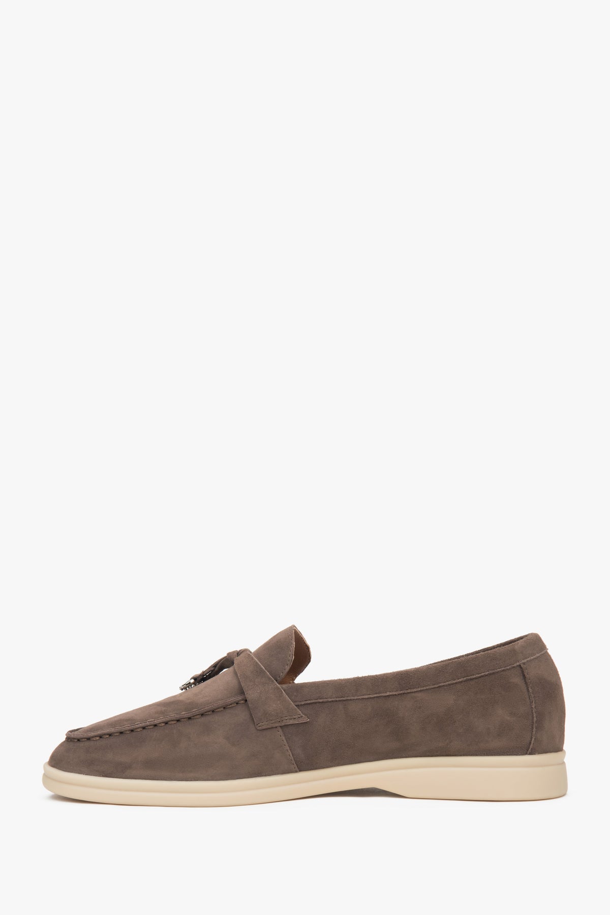 Light brown women’s loafers in genuine velour.