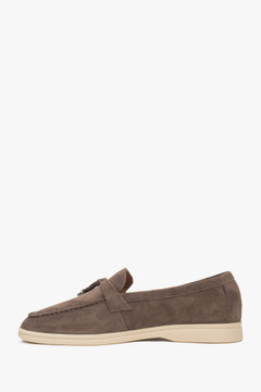 Light brown women’s loafers in genuine velour.