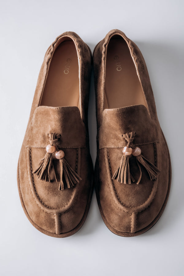 Women's barefoot loafers in light brown natural velour with a decorative tassel by Estro.
