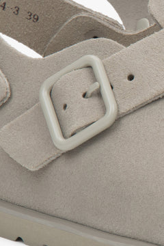 Estro light grey velour clogs for women - details.