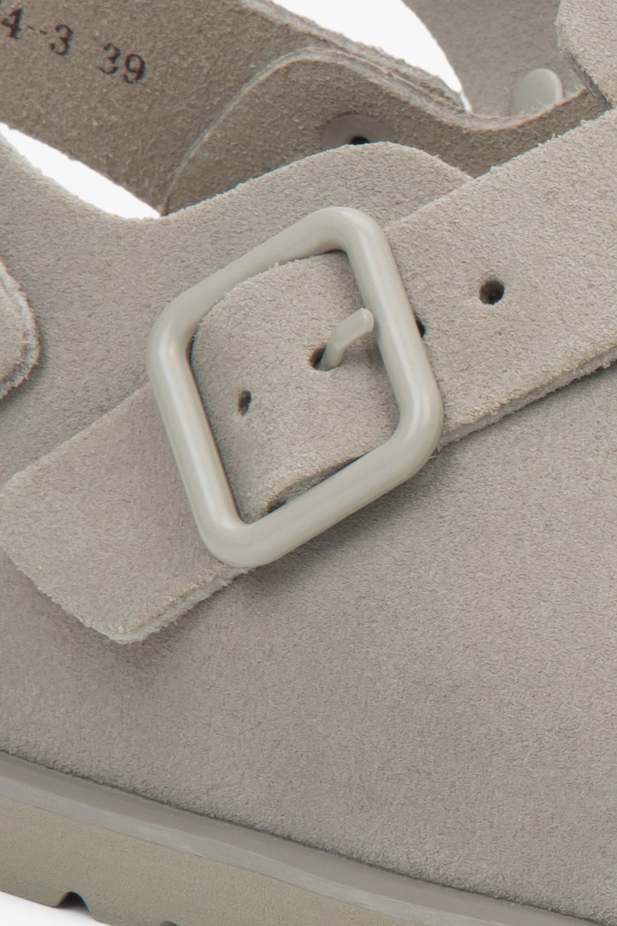 Estro light grey velour clogs for women - details.