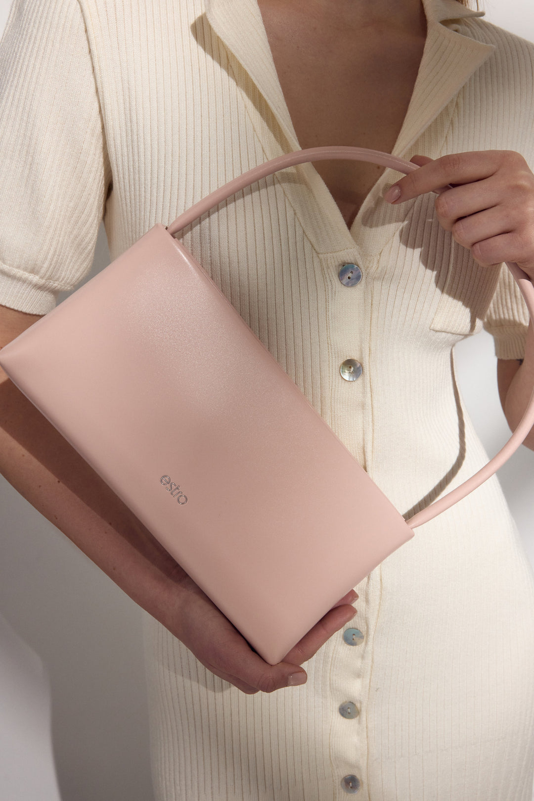 Light pink women's shoulder bag made of leather.
