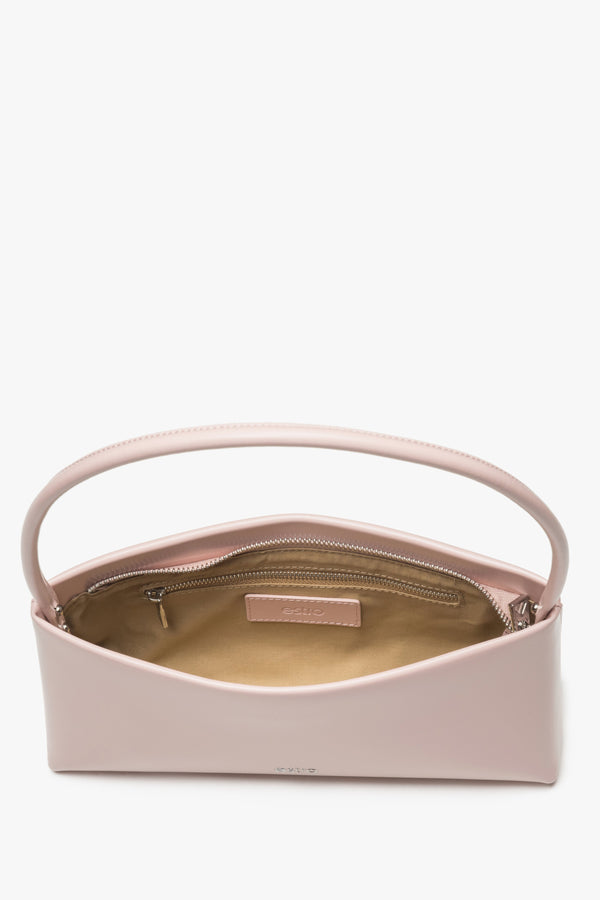 Women's light pink leather shoulder bag by Estro - close-up of the interior.
