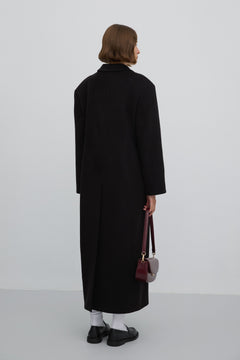 Estro ER00117927 – long black women’s coat in a classic cut, tied at the waist.