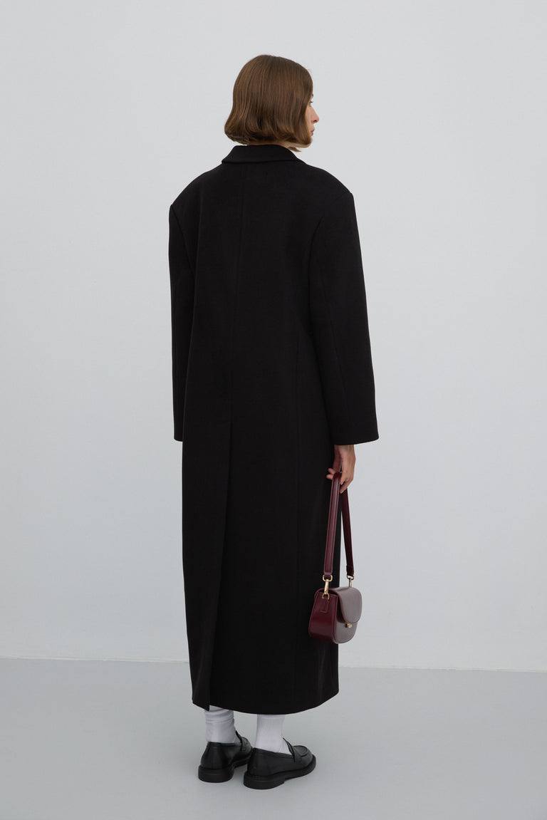 Estro ER00117927 – long black women’s coat in a classic cut, tied at the waist.