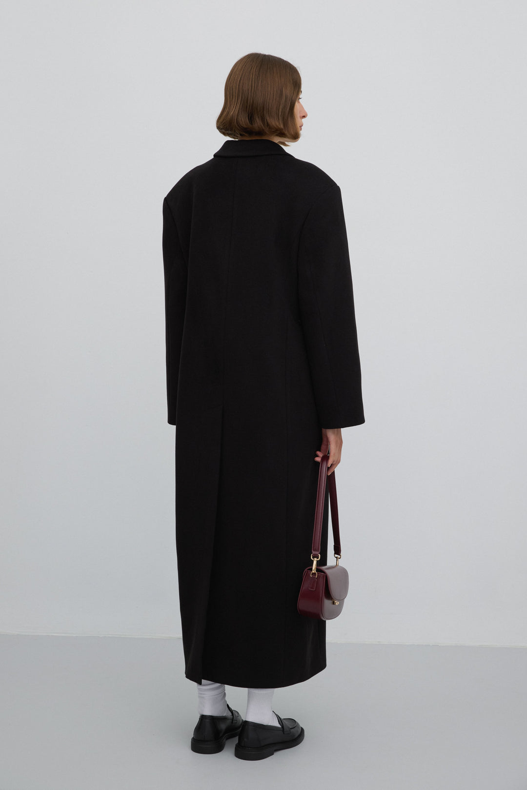 Estro ER00117927 – long black women’s coat in a classic cut, tied at the waist.