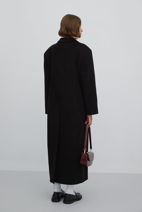 Estro ER00117927 – long black women’s coat in a classic cut, tied at the waist.