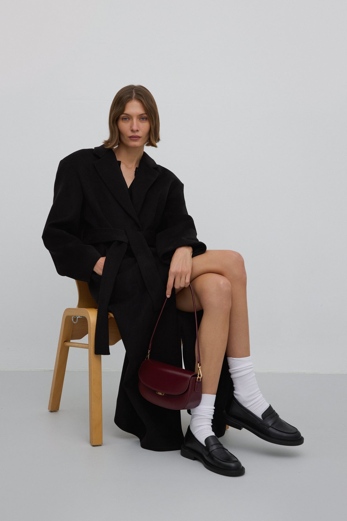 Classic long black women’s coat, tied at the waist – Estro ER00117927.