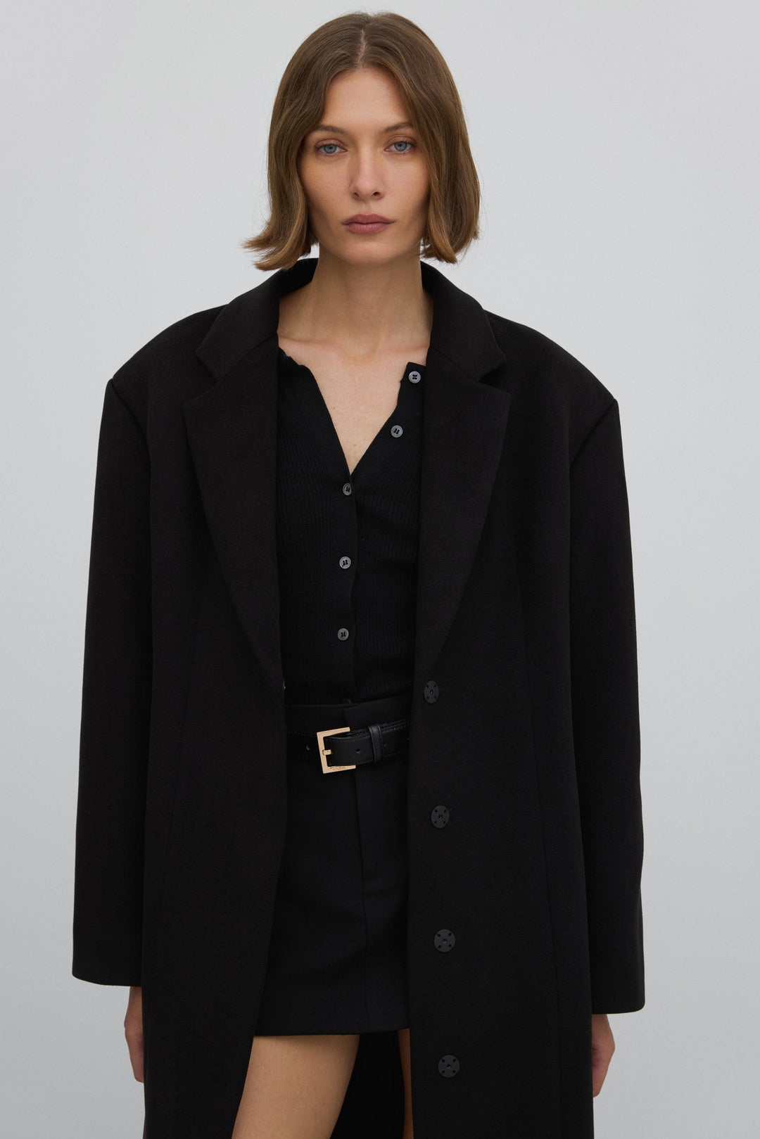 Black women’s coat with a waist tie in a classic long cut, Estro ER00117927.