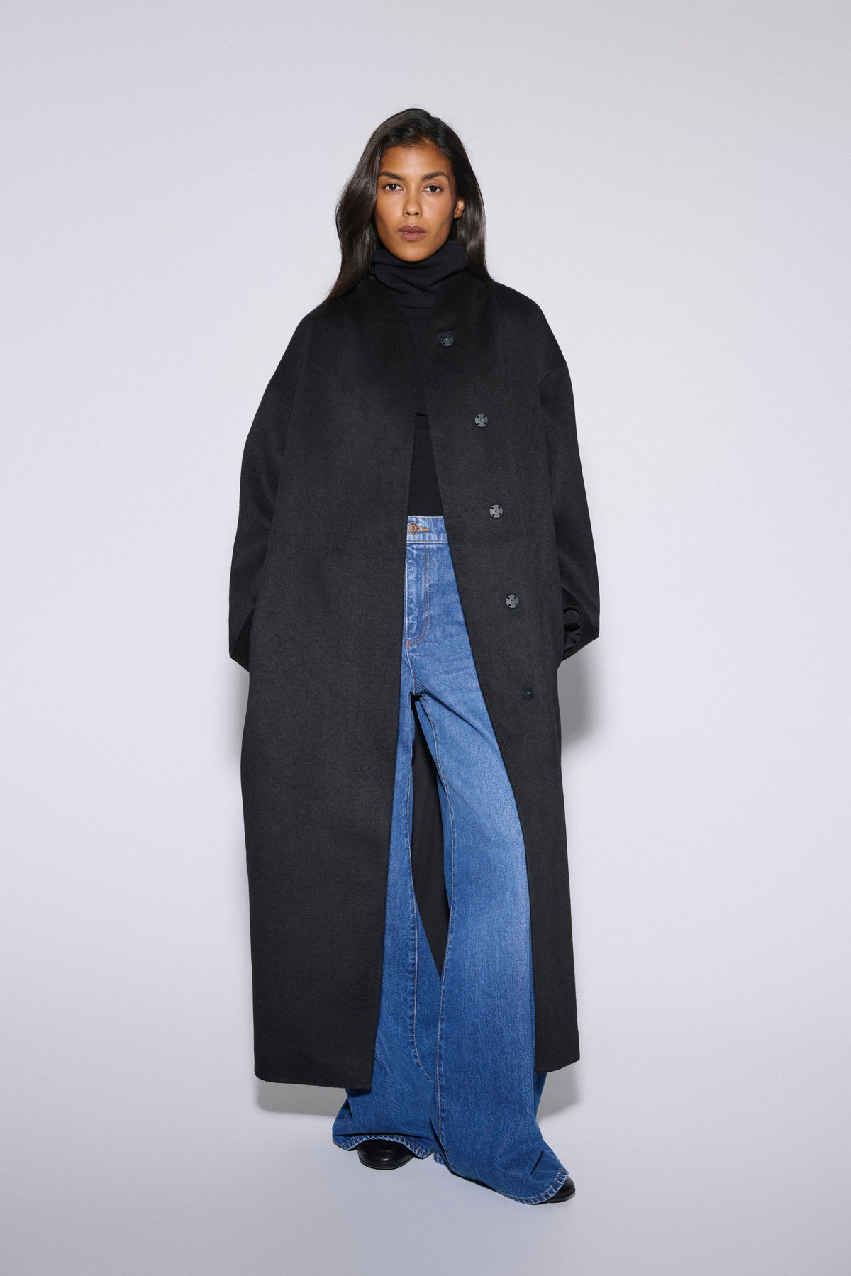 Women’s Long Black Coat with Waist Tie Made of Camel Wool and Cashmere Estro ER00120605.