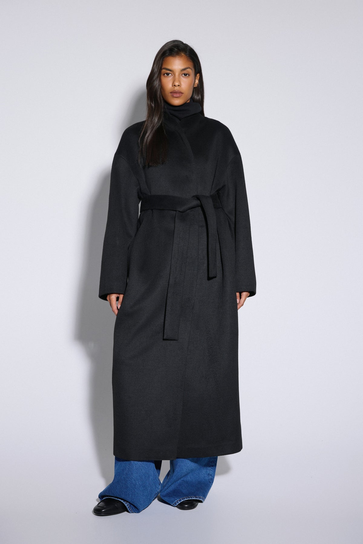 Long lightweight coat in black tied at the waist.