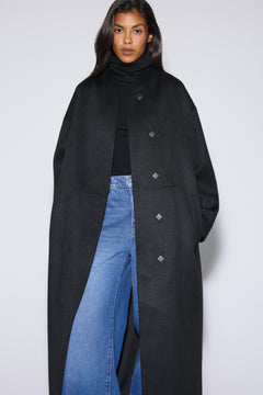 Estro ER00120605 – long black women’s coat, belted at the waist, made of camel wool and cashmere.