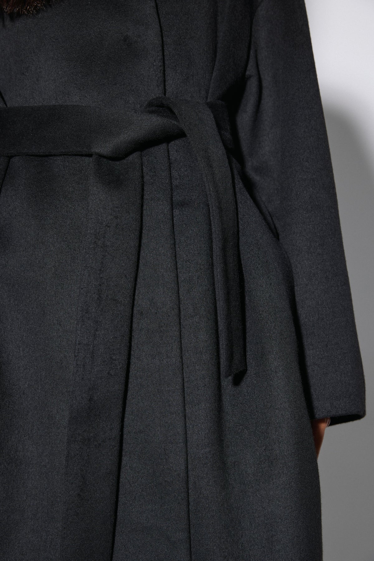 Black mid-calf coat Estro – back view of the model.