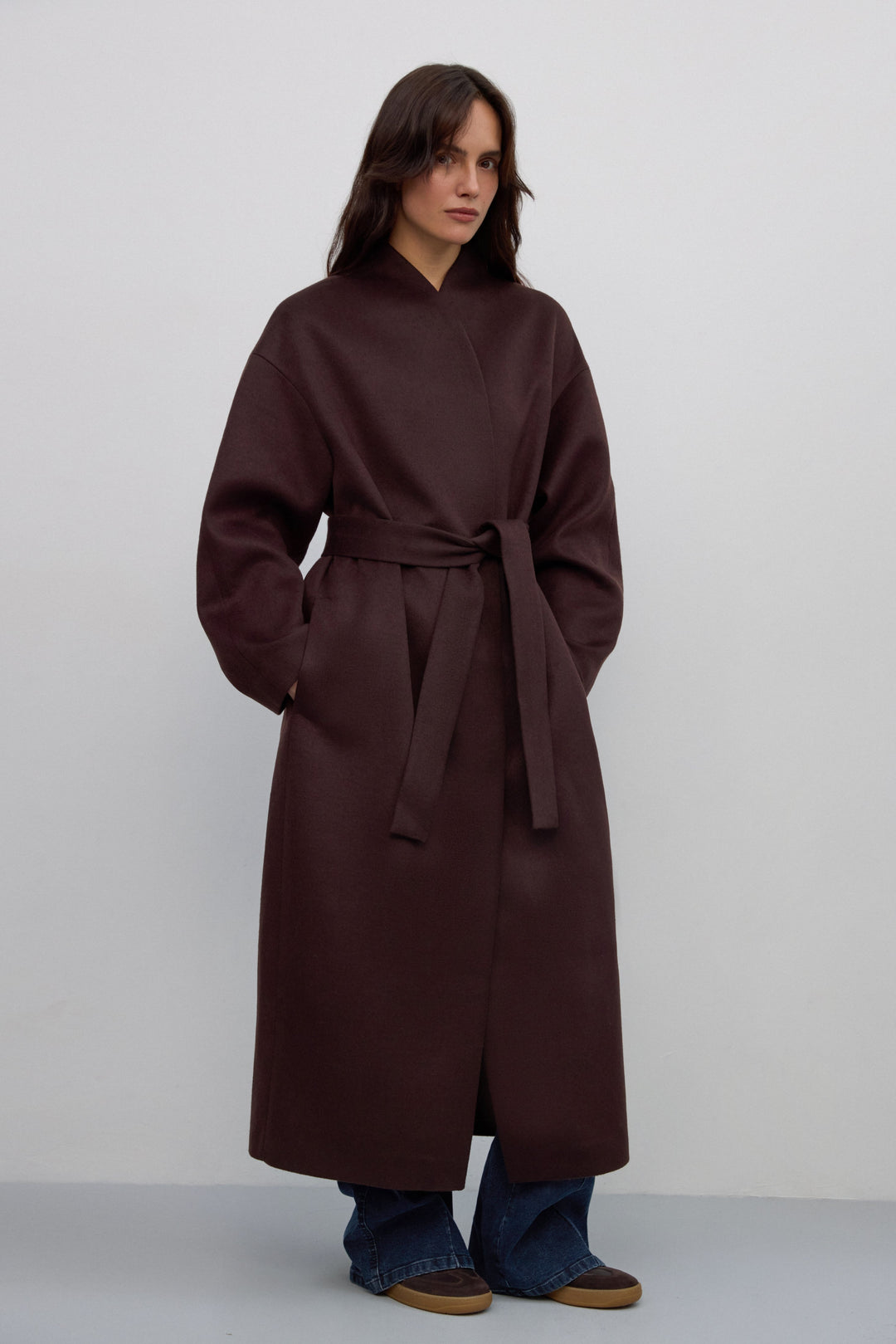 Estro ER00117932 – long dark brown women’s coat, belted at the waist, made of camel wool and cashmere.