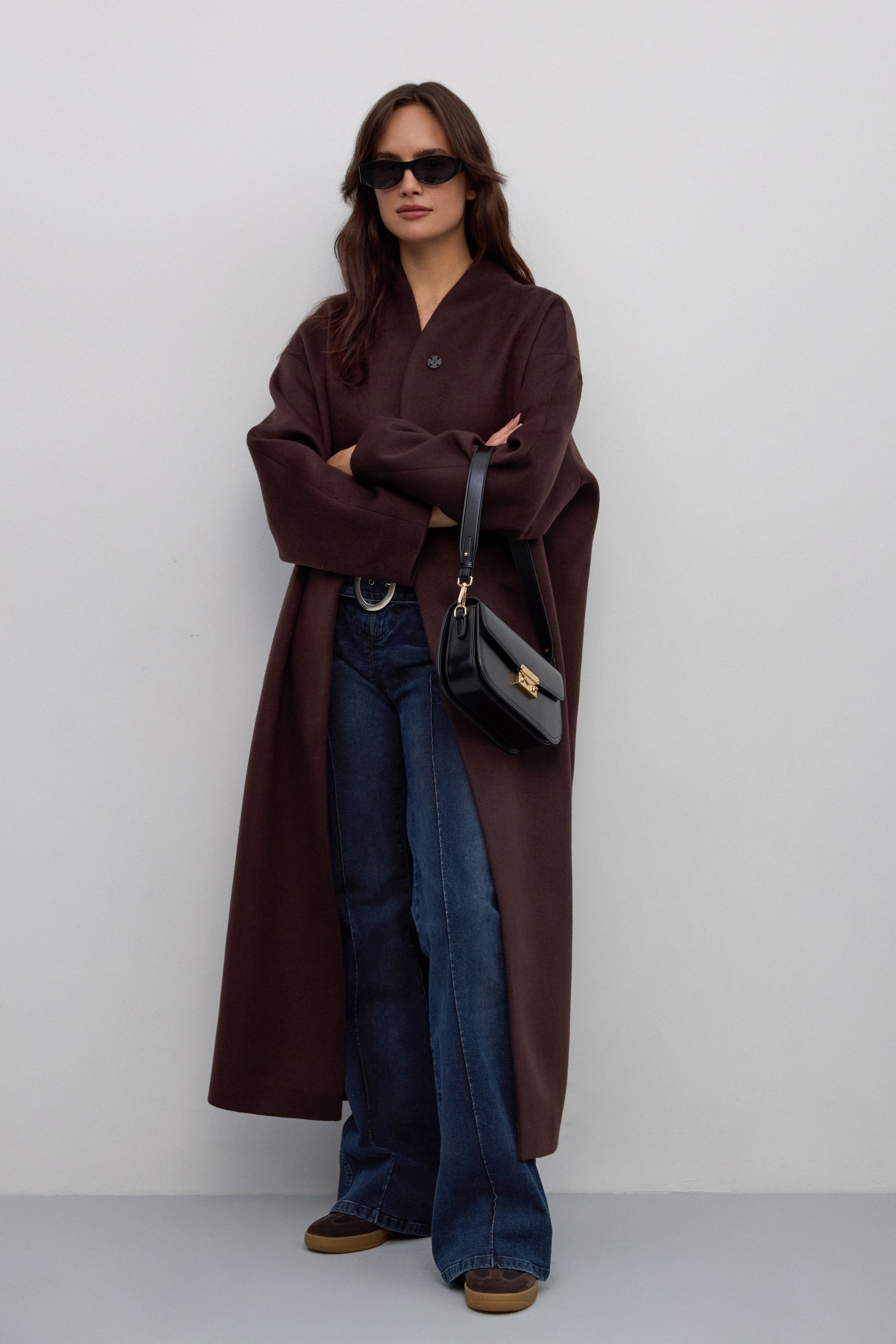 Long dark brown women’s coat made of wool and cashmere Estro.