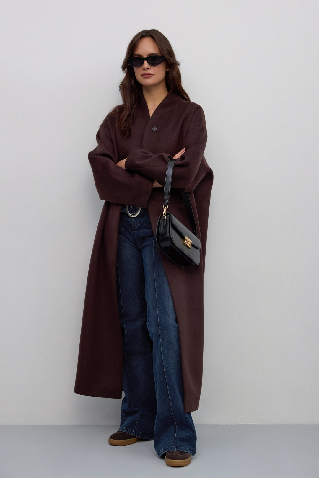Long dark brown women’s coat made of wool and cashmere Estro.